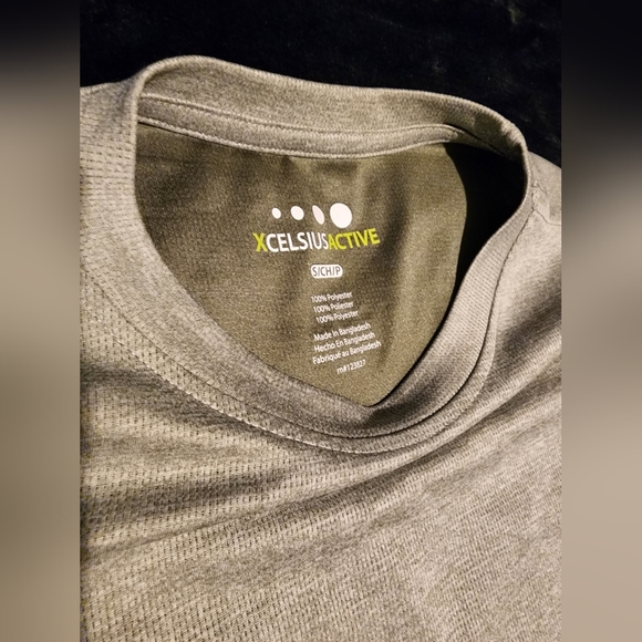 Under Armour windbreaker and xcelsius active heavy dri fit bundle - Picture 5 of 5